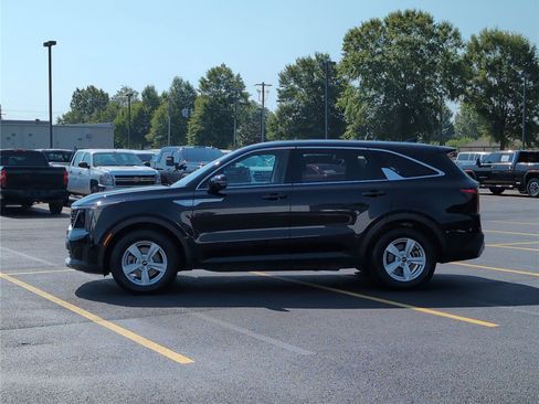 Used 2024 Kia Sorento LX FWD image 2