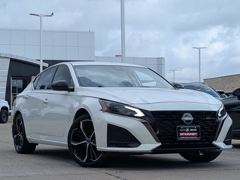 Used 2024 Nissan Altima 2.5 SR w/ SR Premium Package FWD image 2