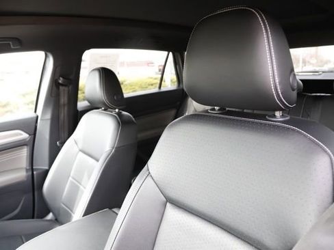 Used 2022 Volkswagen Atlas Cross Sport SE image 17