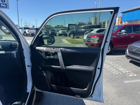 Used 2018 Toyota 4Runner SR5 AWD/4WD image 26