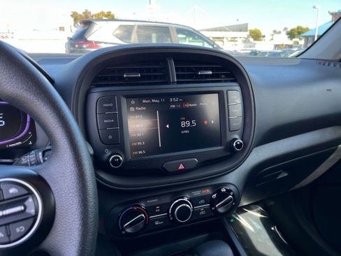 Used 2025 Kia Soul LX w/ LX Technology Package FWD image 17