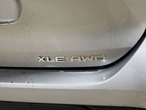 Used 2022 Toyota Highlander XLE AWD/4WD image 28