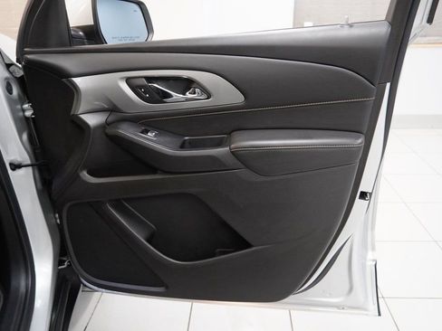 Used 2021 Chevrolet Traverse LT image 34