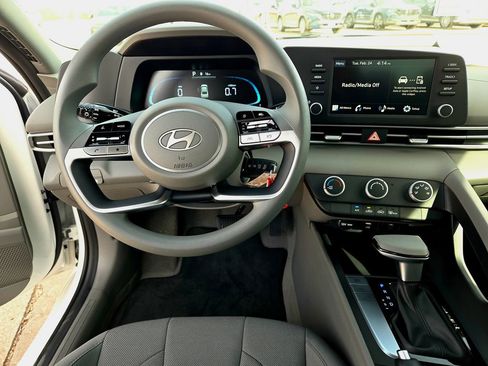 New 2026 Hyundai Elantra SE image 9