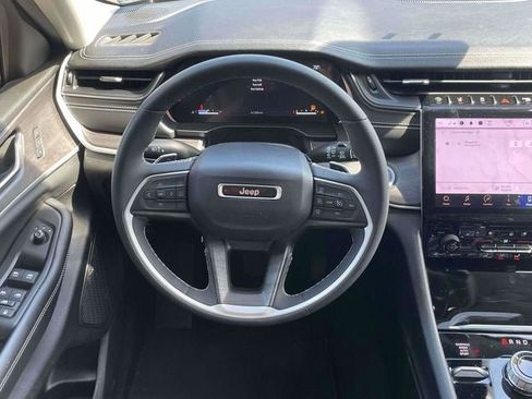 Used 2023 Jeep Grand Cherokee Limited w/ Luxury Tech Group II AWD/4WD image 16