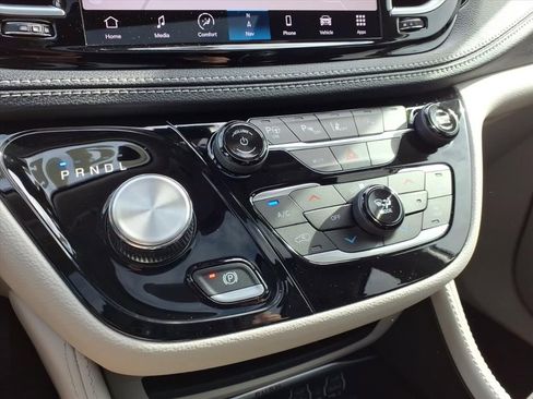 Used 2023 Chrysler Pacifica Limited FWD image 18