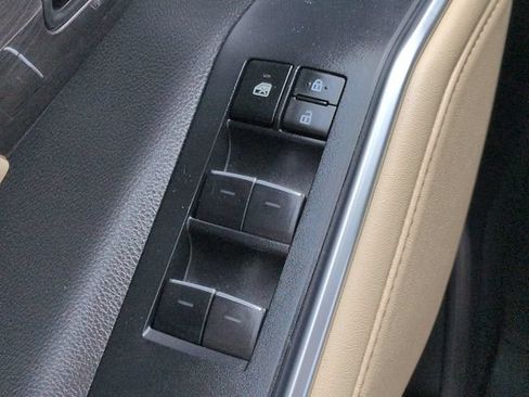 Certified 2024 Toyota Highlander Limited FWD image 24