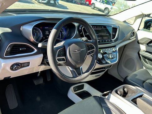 Certified 2024 Chrysler Pacifica Touring-L image 22