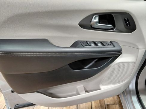 Used 2024 Chrysler Pacifica Touring-L image 42