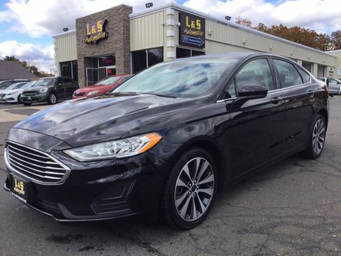 Used 2020 Ford Fusion SE image 1