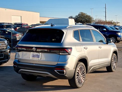 New 2026 Volkswagen Taos SE FWD image 5
