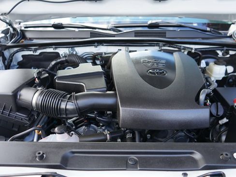 Used 2019 Toyota Tacoma Limited AWD/4WD image 10