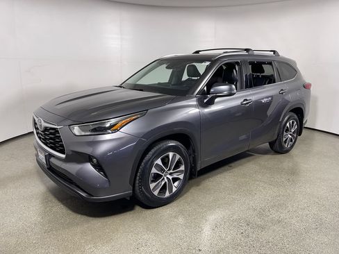 Certified 2021 Toyota Highlander XLE AWD/4WD image 7