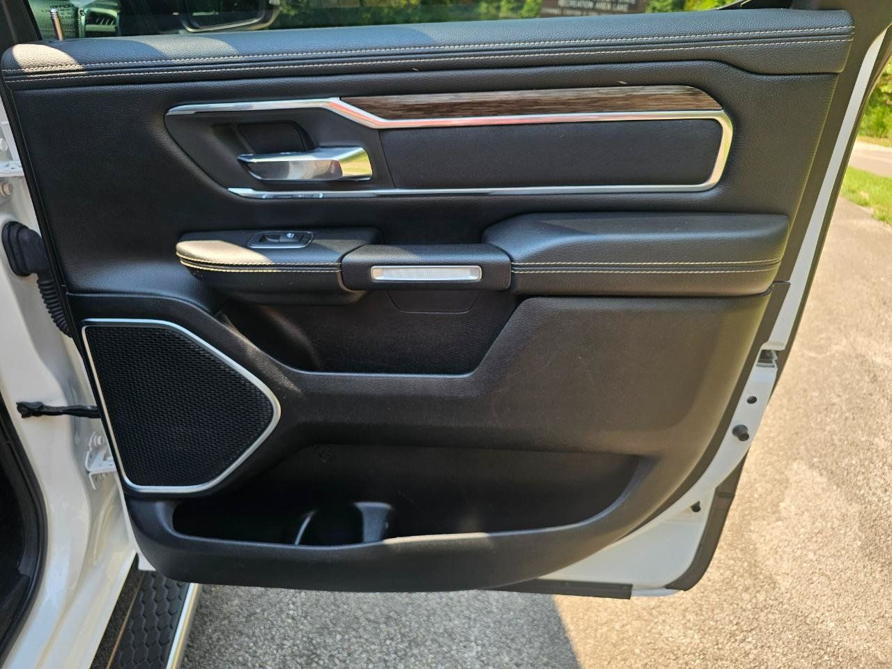Used 2019 RAM 1500 Laramie AWD/4WD image 17