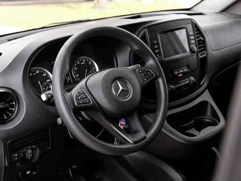 Used 2023 Mercedes-Benz Metris image 12