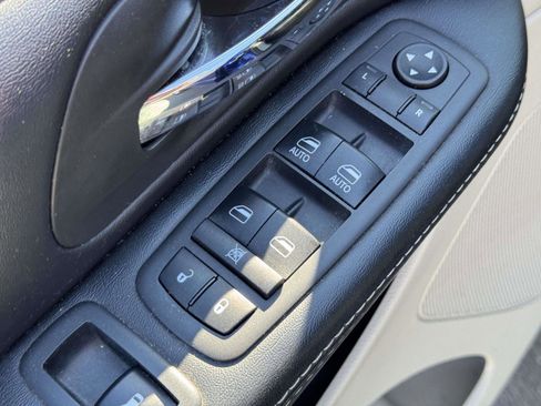 Used 2019 Dodge Grand Caravan SXT image 15