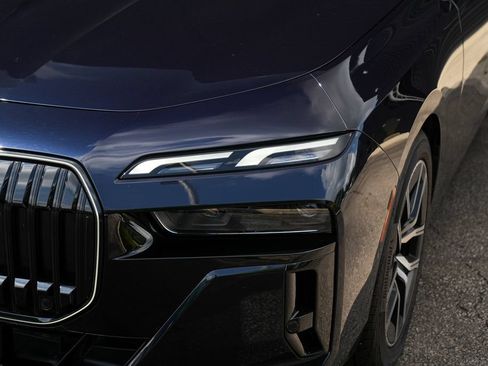 Used 2025 BMW i7 xDrive60 AWD/4WD image 7