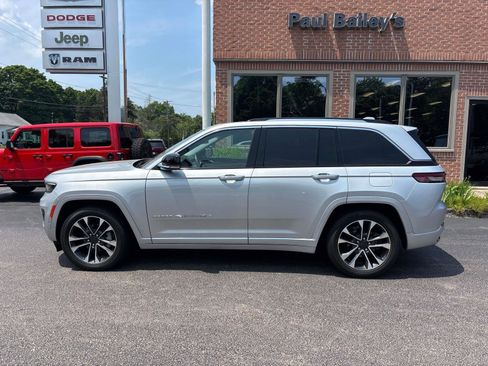 Used 2022 Jeep Grand Cherokee Overland w/ Adv Protech Group III image 3