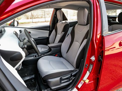 Used 2020 Toyota Prius LE image 39