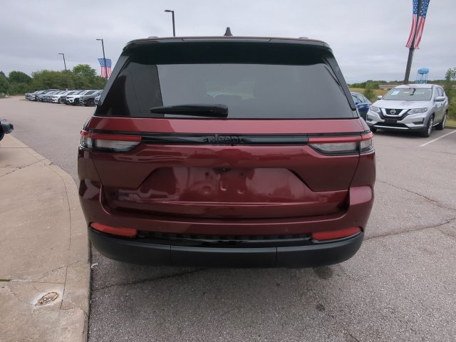 Used 2025 Jeep Grand Cherokee Altitude AWD/4WD image 31