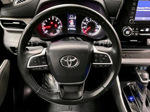 Certified 2022 Toyota Highlander LE image 5