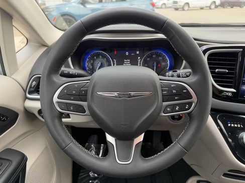 Used 2023 Chrysler Pacifica Touring-L FWD image 23