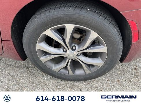 Used 2018 Chrysler Pacifica Limited w/ Tire & Wheel Group FWD image 19