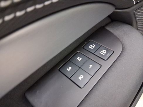 Used 2025 Land Rover Discovery Dynamic SE image 11