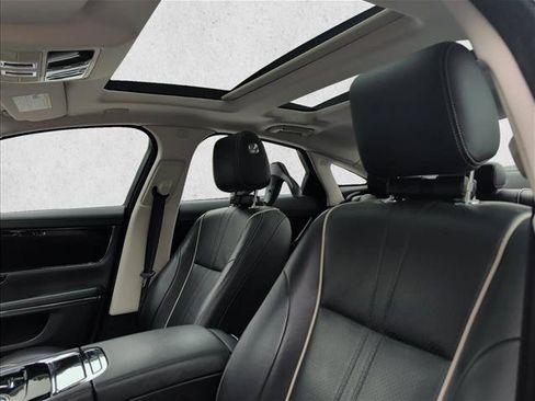 Used 2019 Jaguar XJ R-Sport RWD image 13
