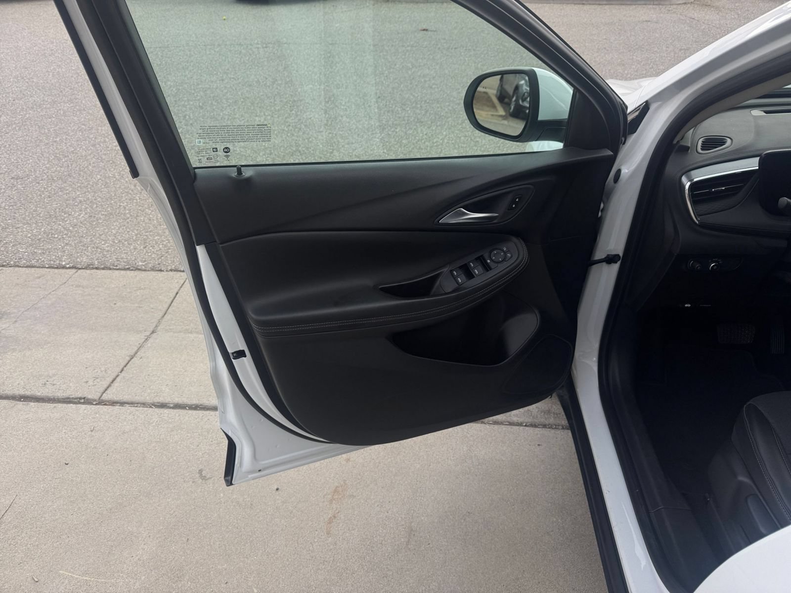 Used 2025 Buick Encore GX Preferred AWD/4WD image 18