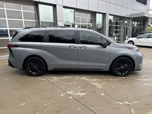 Used 2024 Toyota Sienna XSE w/ XSE Plus Package FWD image 10