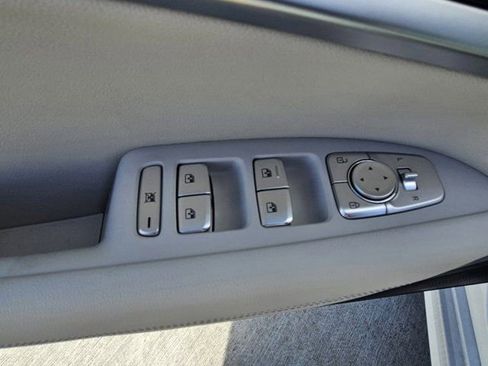 Used 2025 Genesis G70 2.5T image 19