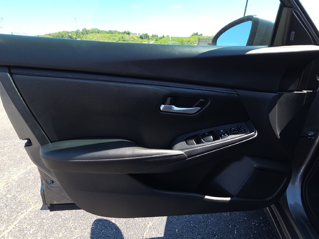 Used 2024 Nissan Sentra SV FWD image 12