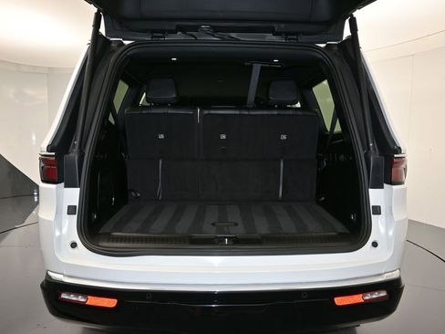 Used 2024 Jeep Wagoneer Series II w/ Flexible Seating Group image 27