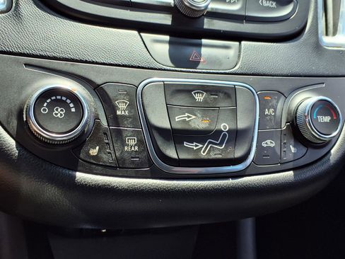 Used 2016 Chevrolet Malibu LT w/ Leather Package FWD image 9