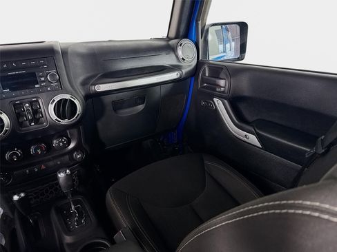 Used 2016 Jeep Wrangler Unlimited Rubicon w/ Connectivity Group AWD/4WD image 21