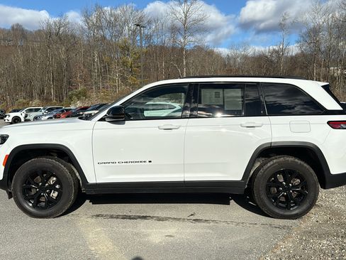 Certified 2024 Jeep Grand Cherokee Altitude image 7