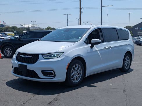 Used 2023 Chrysler Pacifica Touring-L FWD image 9