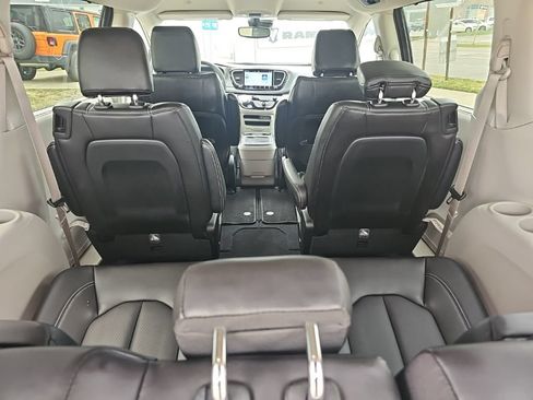 Used 2024 Chrysler Pacifica Touring-L FWD image 23