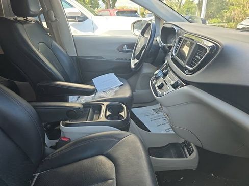 Used 2020 Chrysler Pacifica Touring-L FWD image 5