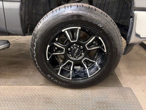 Used 2019 Nissan Titan SV w/ SV Convenience Package image 34