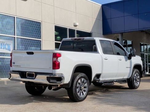 Used 2024 Chevrolet Silverado 2500 LT AWD/4WD image 3