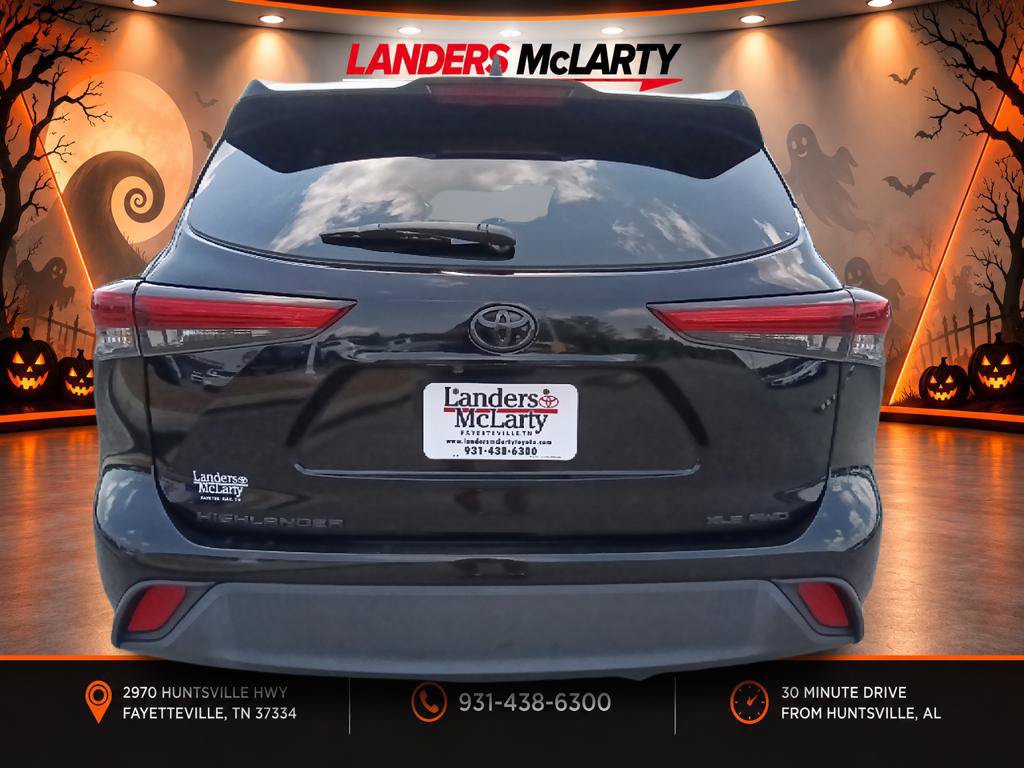 Used 2022 Toyota Highlander XLE AWD/4WD image 4
