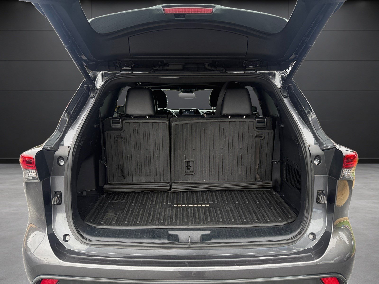 Used 2022 Toyota Highlander XSE FWD image 17