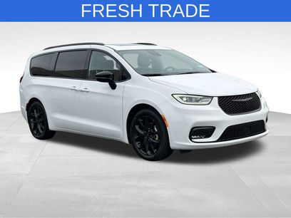 Used 2025 Chrysler Pacifica Limited
