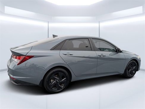 Used 2022 Hyundai Elantra SEL image 3