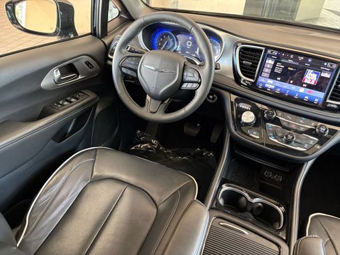Used 2025 Chrysler Pacifica Limited FWD image 39