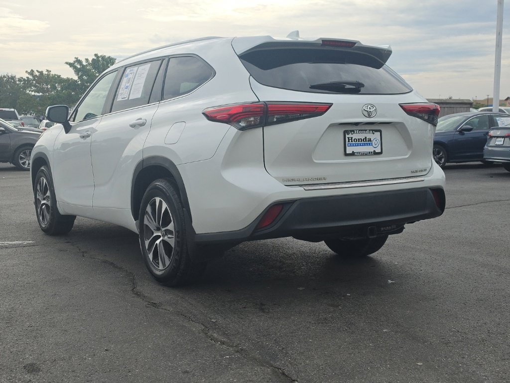 Used 2023 Toyota Highlander XLE AWD/4WD image 5