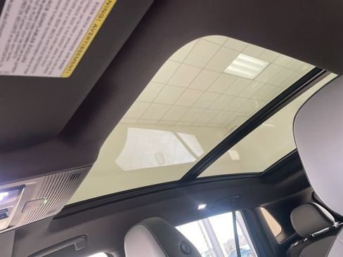 Certified 2025 Volkswagen Tiguan SE R-Line image 13