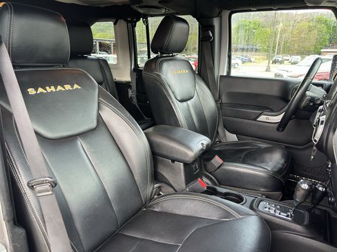 Used 2014 Jeep Wrangler Unlimited Sahara w/ Connectivity Group AWD/4WD image 9